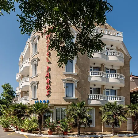 Family Paros ホテル 3*